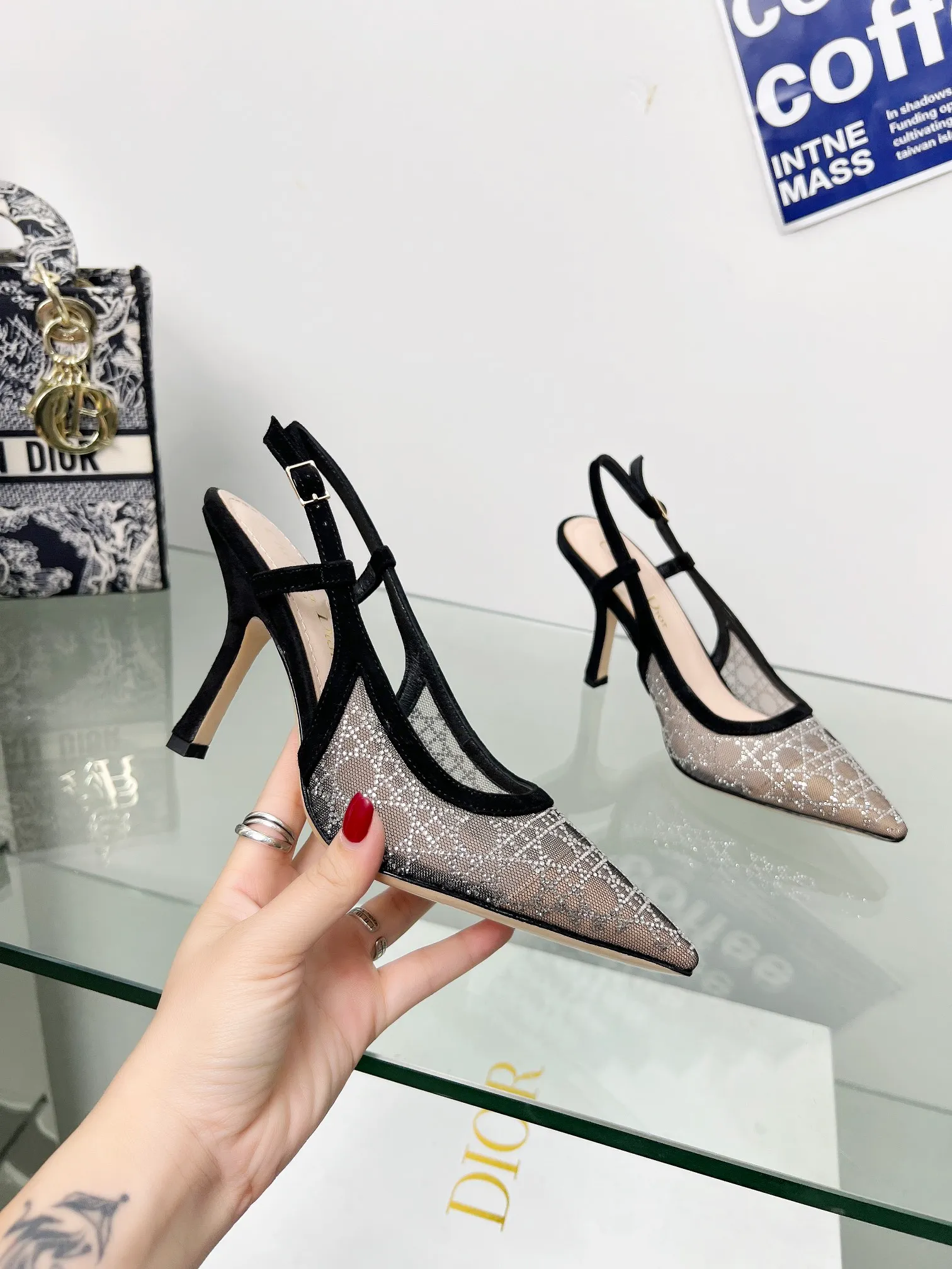 👟👟Ex-factory price 560👟👟Dior 2025 spring and summer catwalk new style bling...bling...crystal shoes Capture one-line high-heeled Mule women's shoes Star same rhinestone square toe cannage pattern cat heel slippers The top high-end version on the market Exclusive sale Material: original custom mesh inlaid with hot Australian rhinestones + water-dyed sheepskin feet + original molded hardware buckles + Italian leather outsole Heel height: 6.5CM/9.5CM size: 33-44 (33.34.40.41.42.43.44 is custom-made and cannot be returned or exchanged)